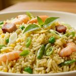 nasi goreng hongkong dengan udang ayam dan sayuran warna-warni khas chinese food