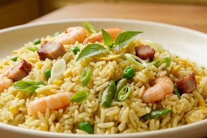 nasi goreng hongkong dengan udang ayam dan sayuran warna-warni khas chinese food