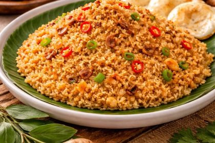 nasi goreng kencur khas jawa dengan aroma rempah kencur dan taburan bawang goreng
