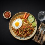 nasi goreng kornet sapi gurih dengan telur dan bawang goreng khas indonesia