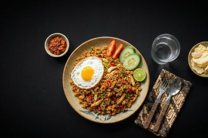nasi goreng kornet sapi gurih dengan telur dan bawang goreng khas indonesia