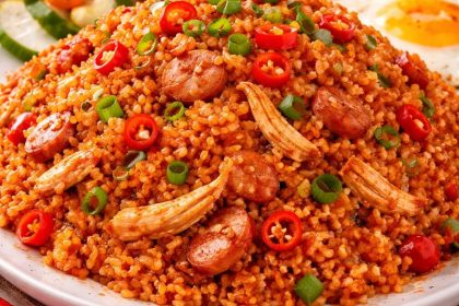 nasi goreng mercon pedas level tinggi dengan cabai rawit melimpah dan telur mata sapi