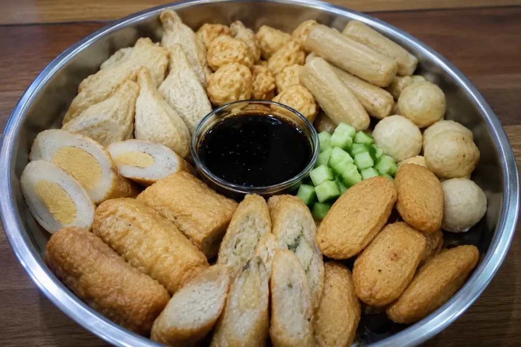Aneka jenis pempek Palembang lengkap dengan kuah cuko dan potongan mentimun