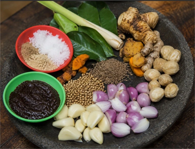 Bumbu dan rempah tradisional untuk membuat rawon khas Jawa Timur.
