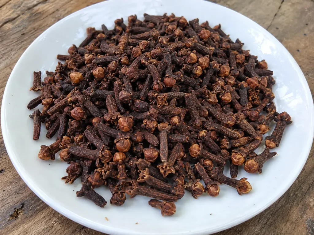 Cengkeh kering sebagai bumbu dapur alami untuk berbagai masakan.