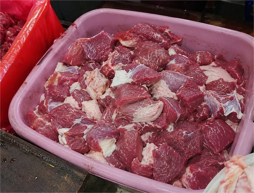 Potongan daging sapi segar sebagai bahan utama pembuatan rawon khas Jawa Timur.