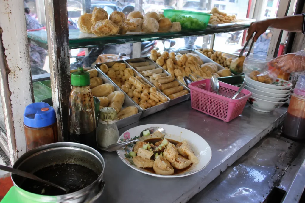 Lapak pempek Palembang yang menjual berbagai jenis pempek khas Sumatera Selatan