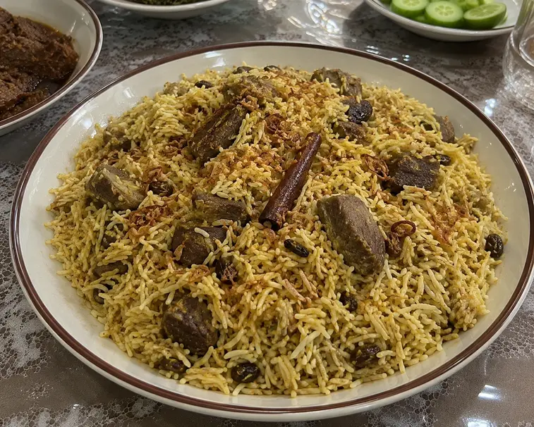 Nasi briyani otentik dengan daging dan batang kayu manis sebagai rempah utama dalam hidangan