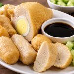Pempek Palembang lengkap dengan kuah cuko, mentimun, dan pempek kapal selam