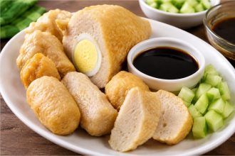 Pempek Palembang lengkap dengan kuah cuko, mentimun, dan pempek kapal selam