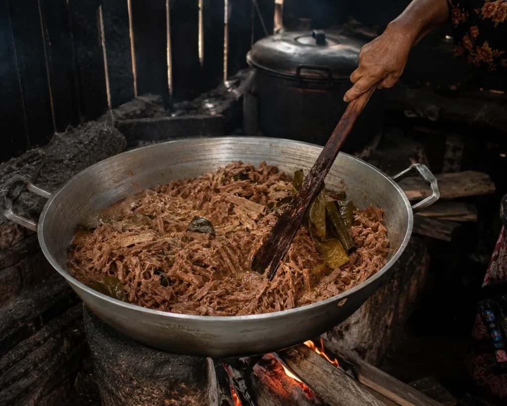 Proses memasak Gudeg Jogja tradisional menggunakan nangka muda di atas tungku kayu bakar