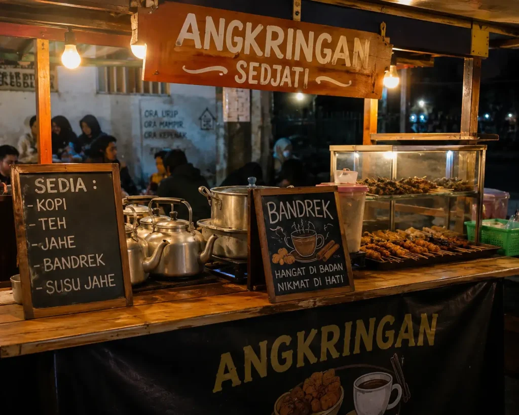 Angkringan malam yang menjual bandrek hangat, kopi, teh, dan minuman jahe tradisional khas Indonesia.