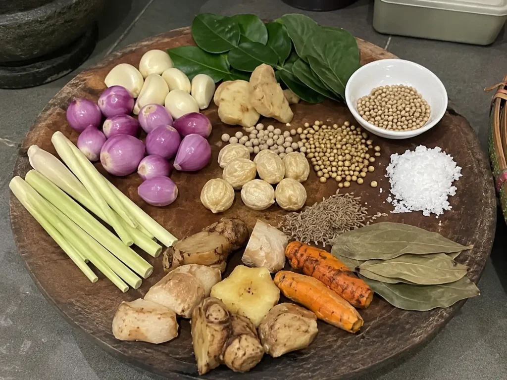 Kumpulan bumbu opor ayam lengkap terdiri dari bawang merah, bawang putih, serai, lengkuas, jahe, kunyit, kemiri, ketumbar, jintan, daun salam, daun jeruk, dan garam.
