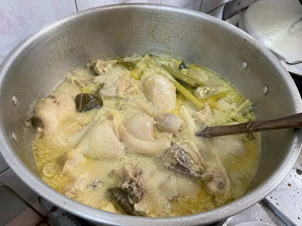 Cara memasak opor ayam dengan kuah santan kental menggunakan bumbu rempah tradisional hingga ayam empuk dan bumbu meresap.