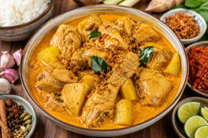 Kari ayam kentang dengan kuah santan kental dan rempah-rempah khas Indonesia