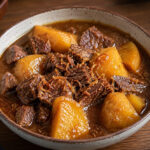 Semur daging sapi dengan kentang empuk dan kuah kecap manis