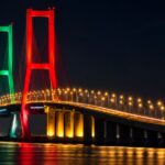 Jembatan Suramadu pada malam hari dengan lampu warna-warni