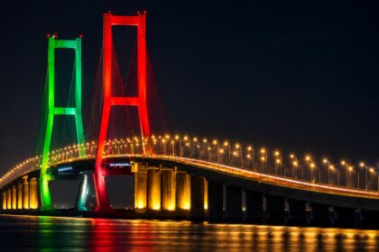 Jembatan Suramadu pada malam hari dengan lampu warna-warni