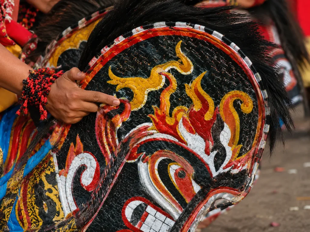 Kuda lumping dengan hiasan warna-warni dalam pertunjukan tradisional Jaw