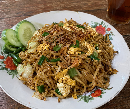 Mie goreng Jawa sederhana dengan telur, daun bawang, dan bawang goreng