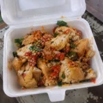 Satu porsi tahu kocek pedas dalam wadah styrofoam