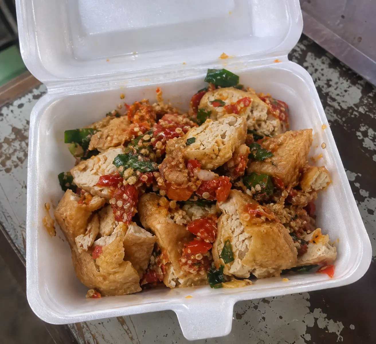 Satu porsi tahu kocek pedas dalam wadah styrofoam